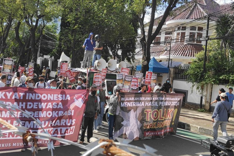 Massa pendukung hasil Pemilu 2024 padati depan gedung KPU