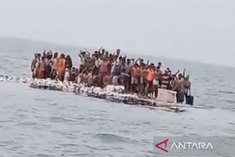 Kapal pengangkut seratusan Rohingya terbalik di Aceh Barat