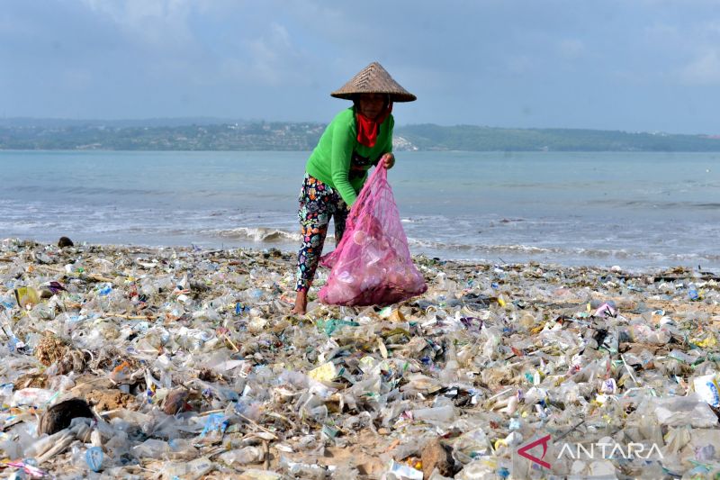 BRIN ingatkan dampak sampah plastik di laut, bisa hanyut hingga Afrika