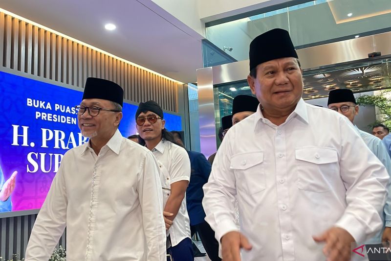 Zulhas sambut Prabowo di kantor PAN