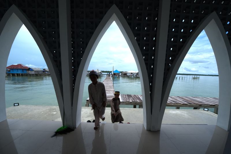 Masjid di tengah laut Buton