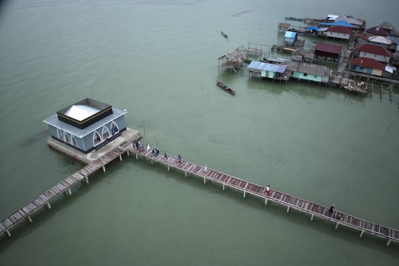 Masjid di tengah laut Buton