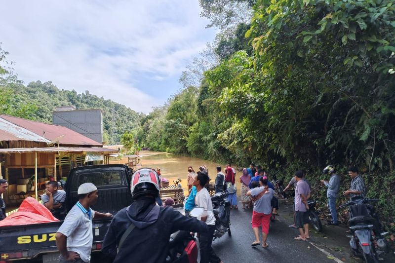 Jalan Merangin-Kerinci terendam banjir, arus kendaraan dialihkan