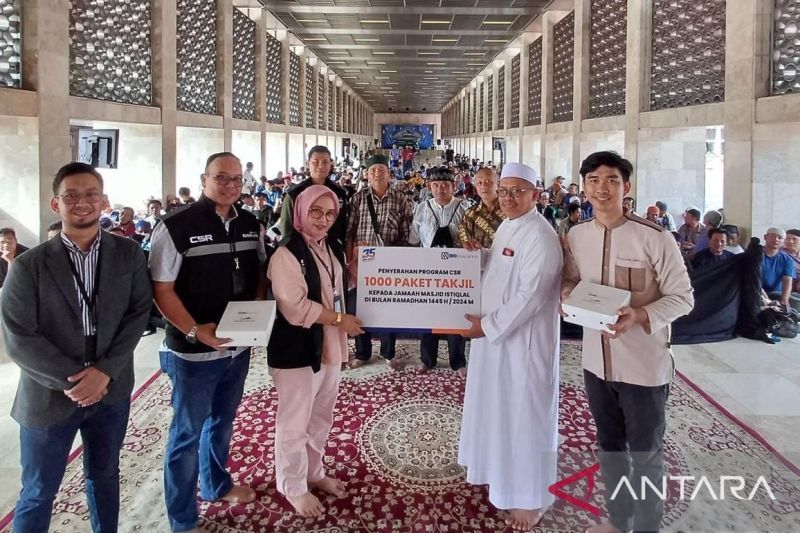 BRI Insurance bagikan 1.000 paket takjil di Masjid Istiqlal