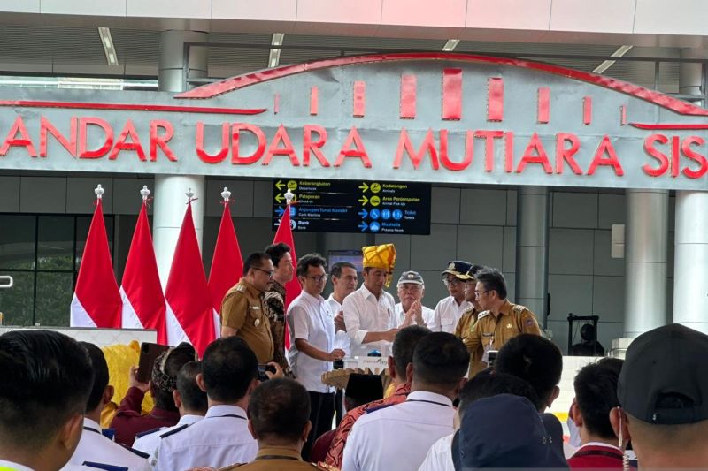 Presiden Jokowi meresmikan Bandara Mutiara Sis Al-Jufri
