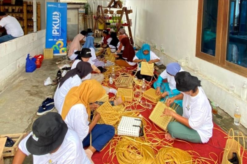 PNM beri Studi Banding Anyaman bagi ketua kelompok unggulan Mekaar