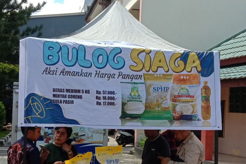 Perum Bulog Maluku menggelar pasar murah jelang Idul Fitri 2024