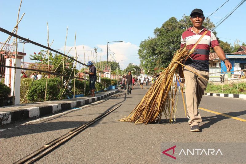 TRADISI TIKAM TURO JELANG SEMANA SANTA