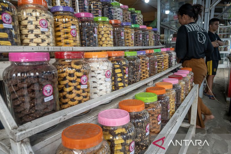 Pedagang kue kering musiman di Palu