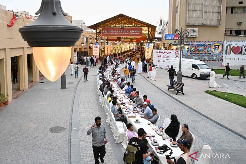 Ribuan orang nikmati buka bersama Ramadhan di pasar Al-Mubarakiya Kuwait