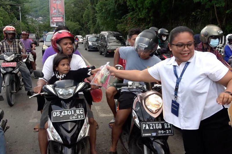 ANTARA Papua bagikan ratusan takjil, beri pesan jaga toleransi