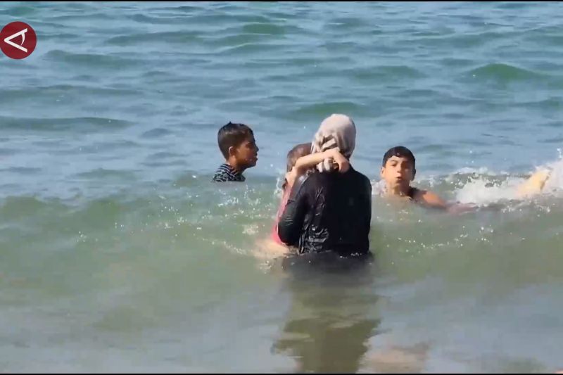 Kelangkaan air paksa warga Gaza berburu air laut