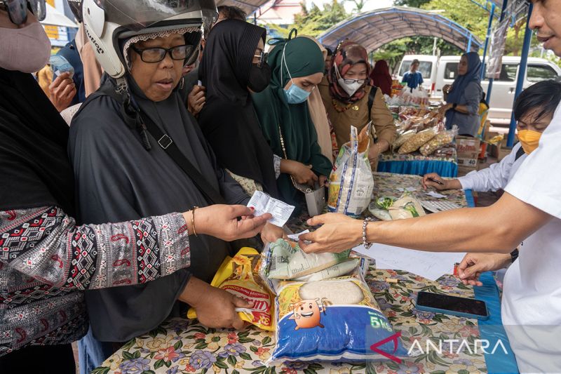 Pasar murah sembako di Palu