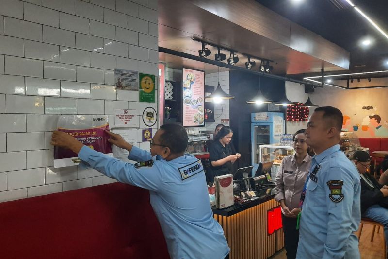Pemkab Tangerang pasang stiker penunggak Pajak Restoran di bandara