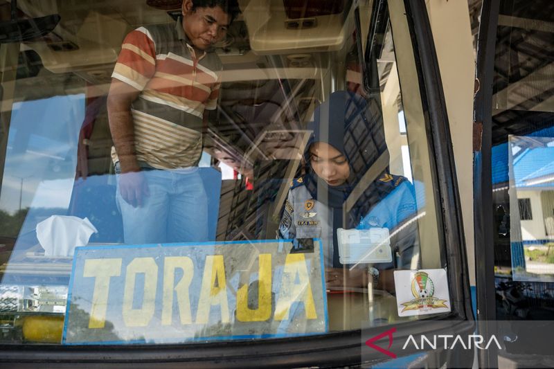 Inspeksi bus angkutan mudik di Palu