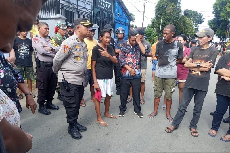 Polresta Ambon buka barikade jalan usai aksi bentrok pemuda