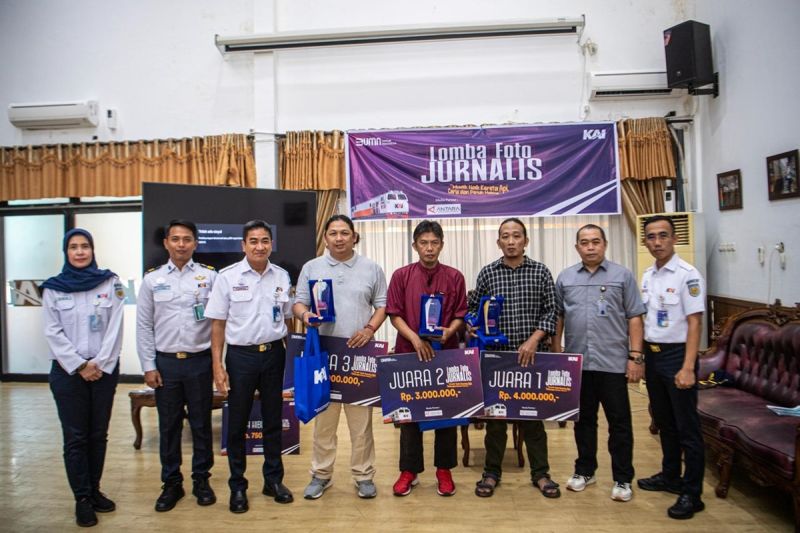 "Membantu Penumpang" juarai lomba foto Mudik Lebaran PT KAI Palembang