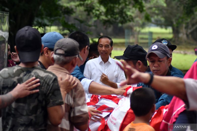 Presiden bagi-bagi sembako untuk warga Bogor