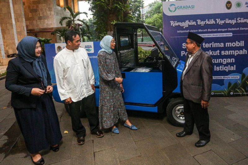 Produsen AMDK serahkan mobil pengangkut sampah untuk Masjid Istiqlal