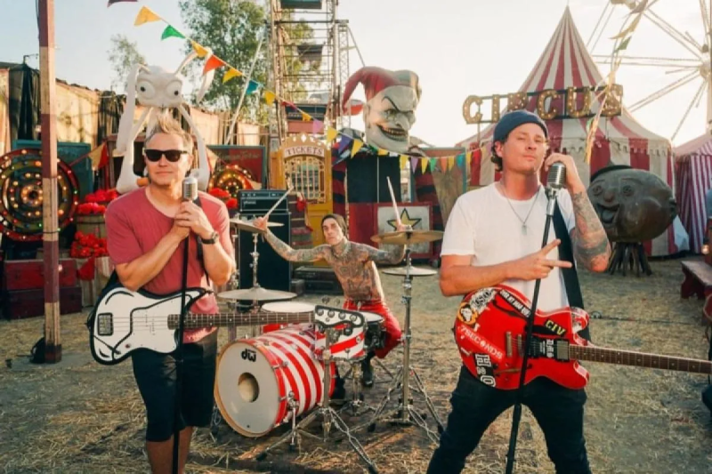Blink-182 batal manggung di Meksiko karena bassist Mark Hoppus sakit