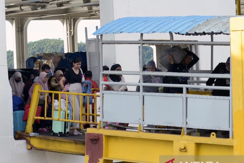 Pemudik pejalan kaki di Bakauheni ramai