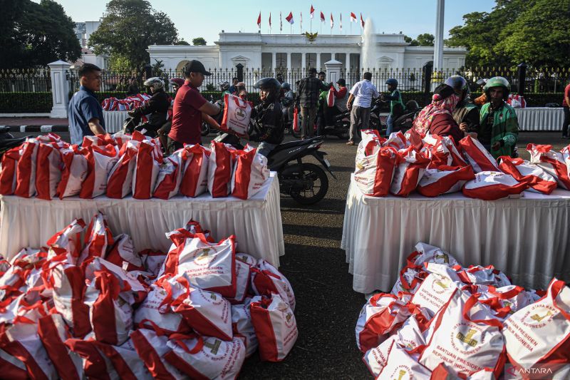 Presiden berbagi bingkisan Lebaran di Istana Merdeka