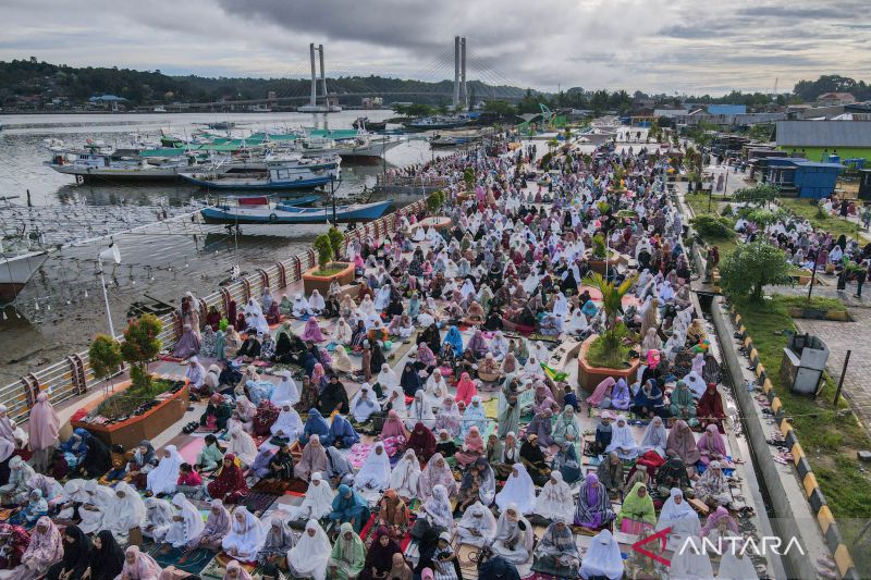 Shalat Idul Fitri di pesisir Kendari