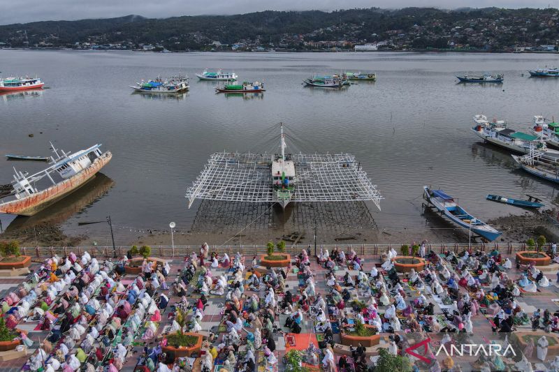 Shalat Idul Fitri di pesisir Kendari