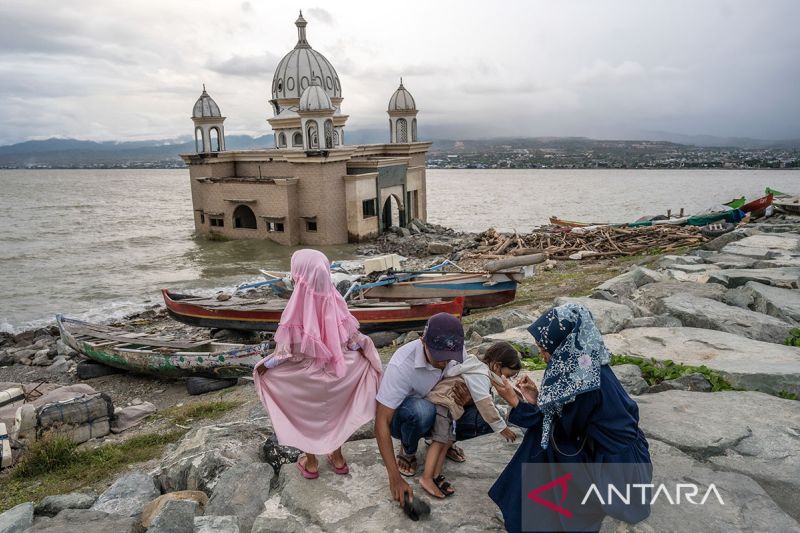 Wisata masjid terapung bekas tsunami di Palu