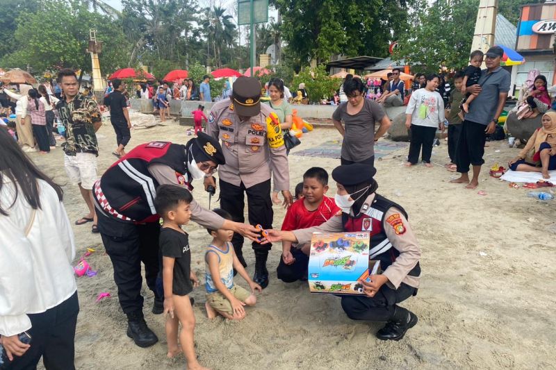 Kapolsek Pademangan bagikan mainan ke anak-anak yang kunjungi Ancol