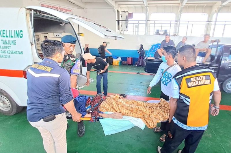 Prajurit TNI AU di perbatasan Natuna evakuasi pasien dari kapal
