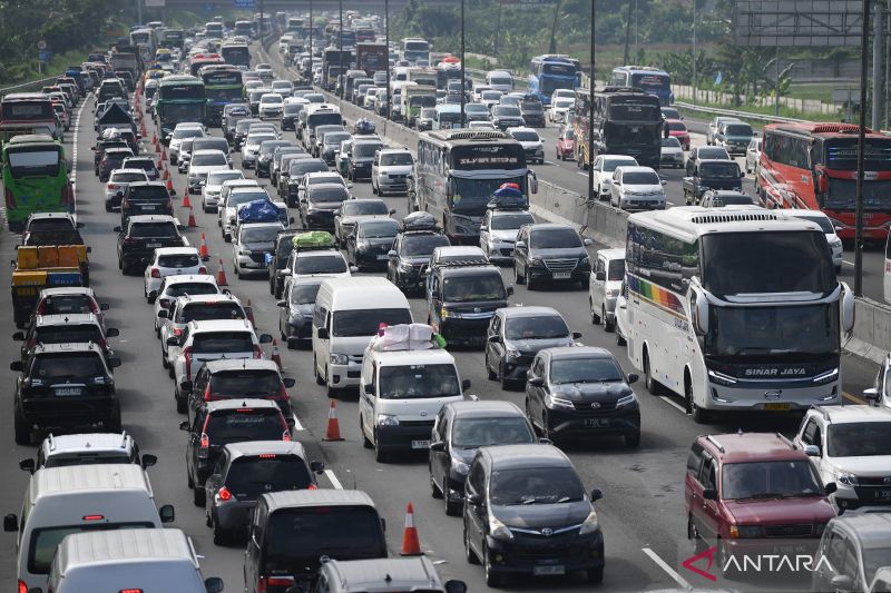 Kemacetan kendaraan pemudik saat arus balik lebaran di tol Jakarta-Cikampek