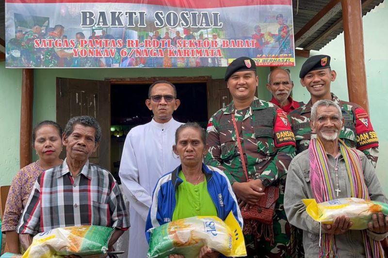 Satgas Pamtas RI-Timor Leste bagi beras untuk warga kurang mampu