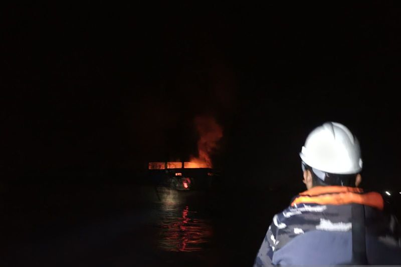 KRI Lepu-861 bantu padamkan kapal asing yang terbakar di Kepri