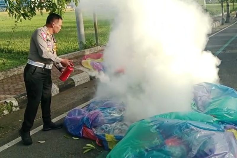 Polres Trenggalek sita ratusan balon udara jelang Lebaran Ketupat