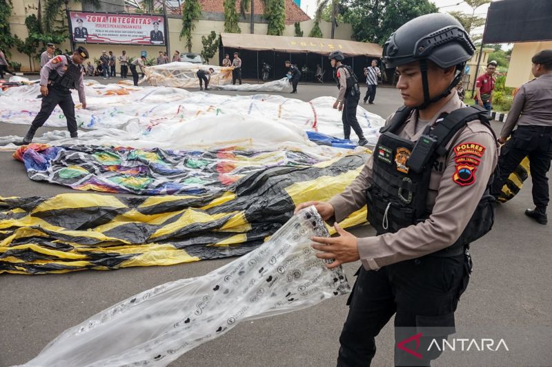 Polisi rilis penangkapan balon udara terbang liar di Pekalongan