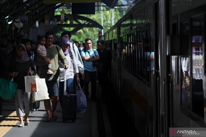 Penumpang masih memadati stasiun di Daop Surabaya H plus 7 Idul Fitri