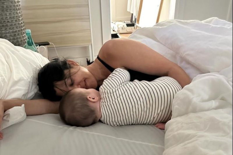 Travis Barker unggah foto bayi Rocky dan istri Kourtney Kardashian