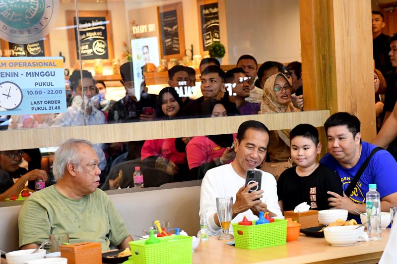 Presiden Jokowi makan bakso dan sapa warga saat kunjungi mal Gorontalo