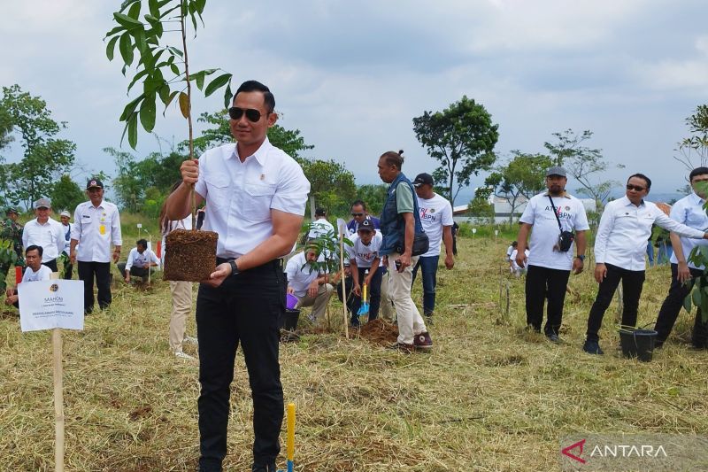 AHY beri izin warga Ciawi kelola 250 hektare tanah hasil redistribusi