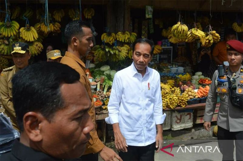 Jokowi pantau harga bahan pokok di pasar tradisional di Mamasa