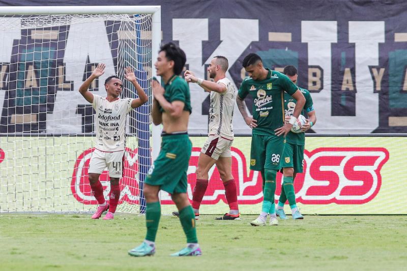 Bali United permalukan Persebaya 2-0