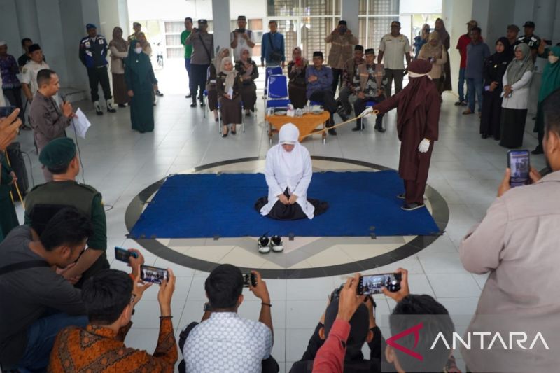 Empat pelanggar syariat Islam di Banda Aceh dihukum 17 kali cambuk