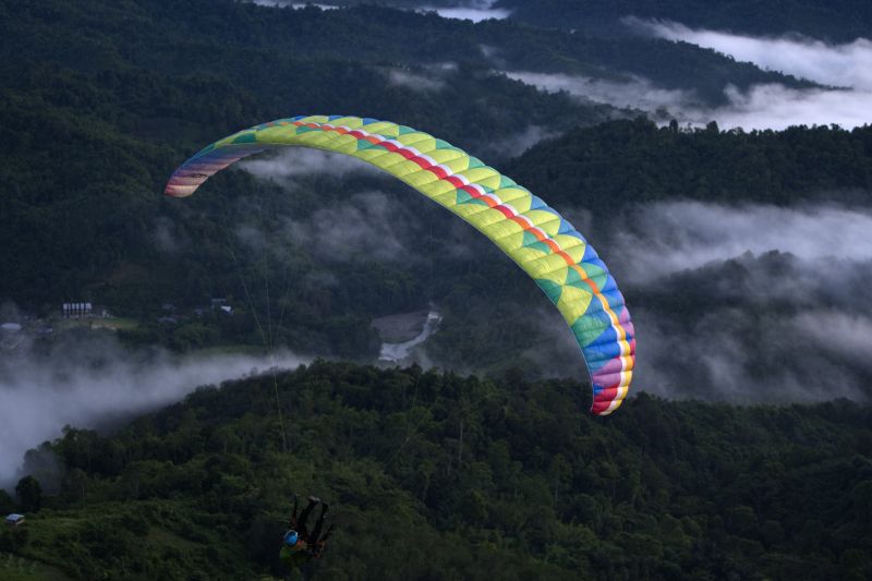 Wisata paralayang di puncak sani-sani Kolaka