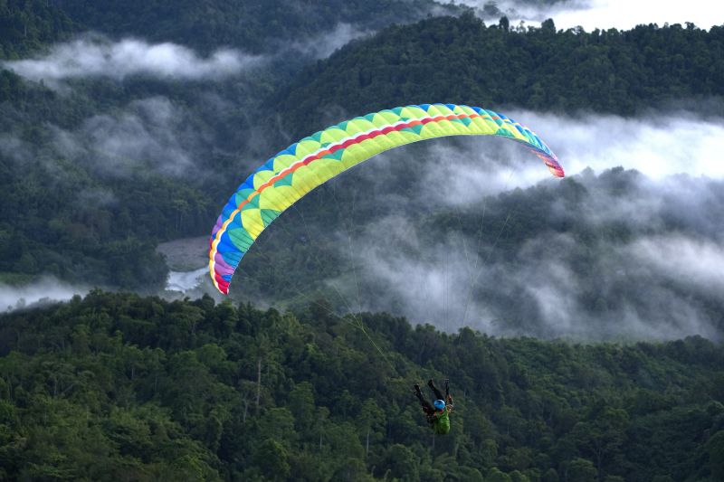 Wisata paralayang di puncak sani-sani Kolaka