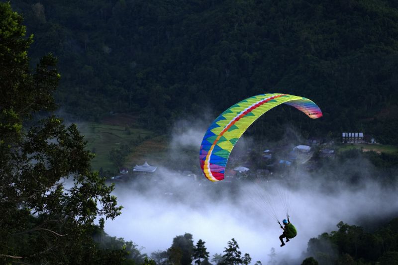 Wisata paralayang di puncak sani-sani Kolaka