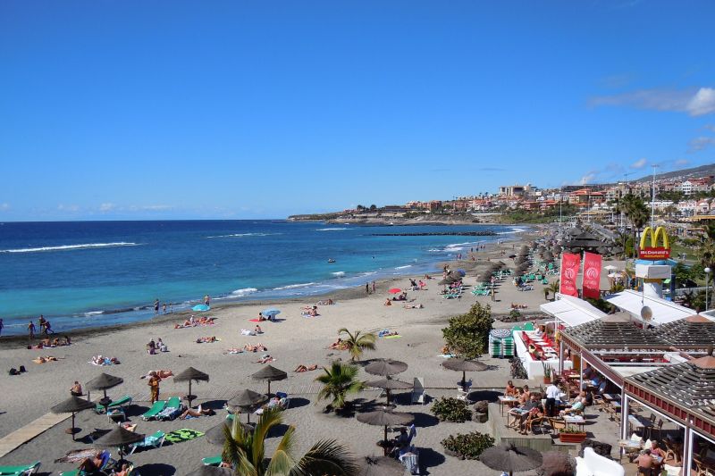 Warga Kepulauan Canary bergerak melawan ledakan wisatawan