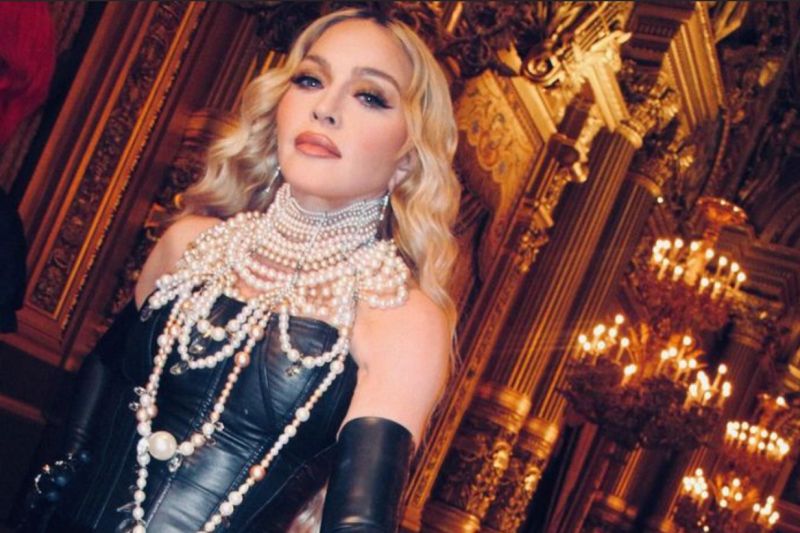 Salma Hayek bantu Madonna di acara penutup "Celebration Tour"