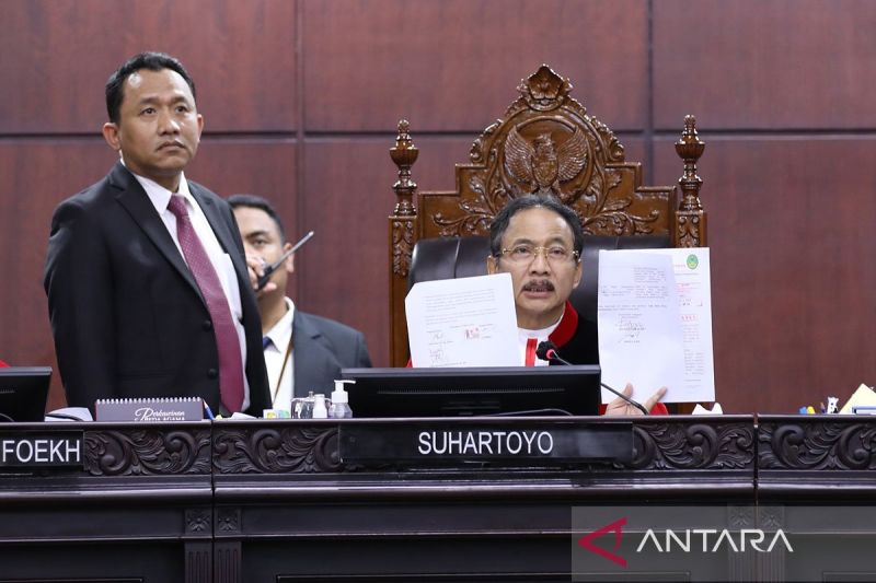 Ketua MK Suhartoyo sempat pertanyakan tanda tangan yang berbeda