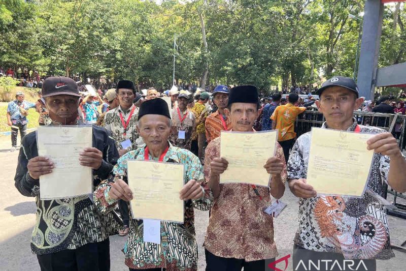Warga Banyuwangi bahagia dapat sertifikat tanah dari Presiden Jokowi
